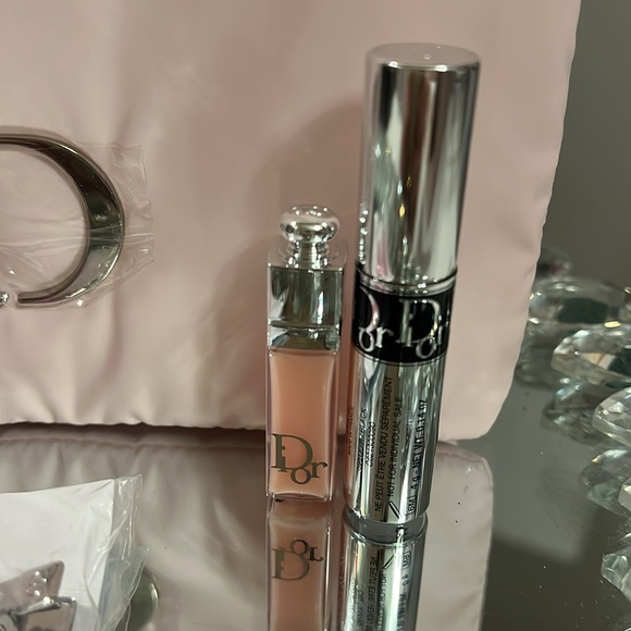 Dior Pink Clutch—Pink Dior Logo Hair Accessory & 2 Deluxe Samples - Picture 7 of 12